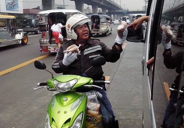 Traffic Enforcer Takes ‘Sideline Job’ by Selling Bibingka and Kakanin