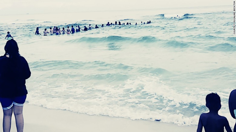 beachgoers form human chain to rescue a drowning family 2