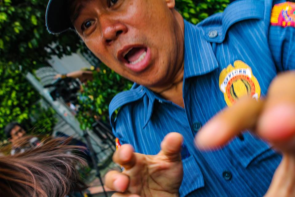 officer drags protester by the hair